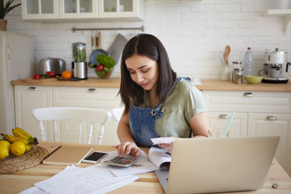 woman calculating

